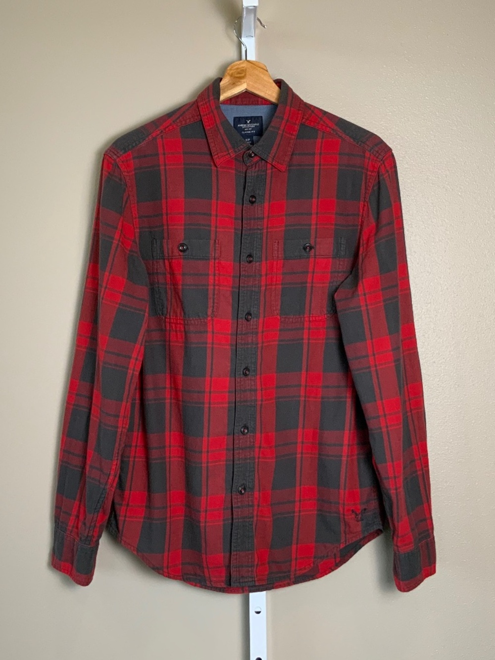 American Eagle Outfitters Classic Fit Plaid Fannel Button Down Shirt